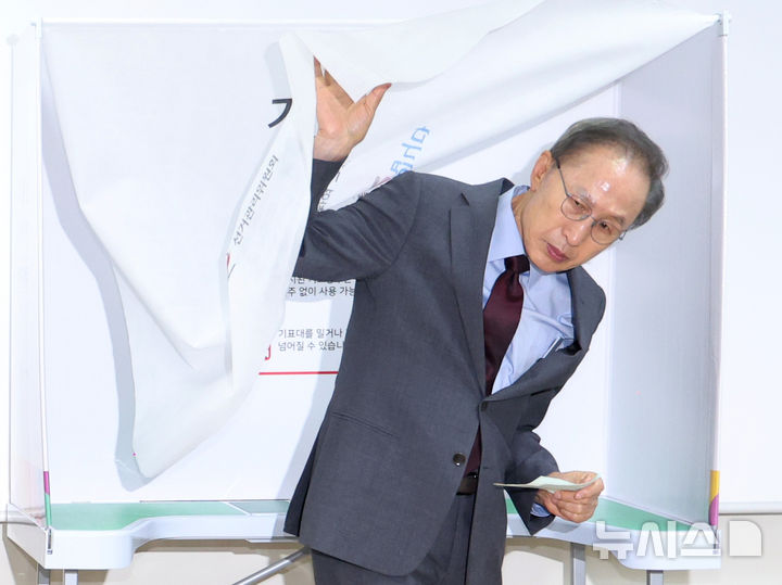 [서울=뉴시스] 김진아 기자 = 이명박 전 대통령이 제9회 전국동시지방선거일인 3일 서울 강남구 국민연금공단 서울남부지역본부에 마련된 논현1동제3투표소에서 투표를 마친 뒤 취재진의 질문에 답하고 있다. 2026.06.03. bluesoda@newsis.com