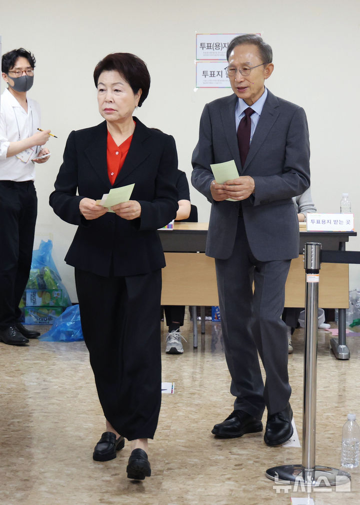[서울=뉴시스] 김진아 기자 = 이명박 전 대통령과 부인 김윤옥 여사가 제9회 전국동시지방선거일인 3일 서울 강남구 국민연금공단 서울남부지역본부에 마련된 논현1동제3투표소에서 투표를 하고 있다. 2026.06.03. bluesoda@newsis.com