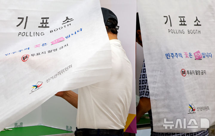 [대구=뉴시스] 이무열 기자 = 제9회 전국동시지방선거일인 3일 오전 대구 달성군 비슬초등학교에 마련된 유가읍 제3투표소에서 유권자들이 투표를 하고 있다. 2026.06.03. lmy@newsis.com