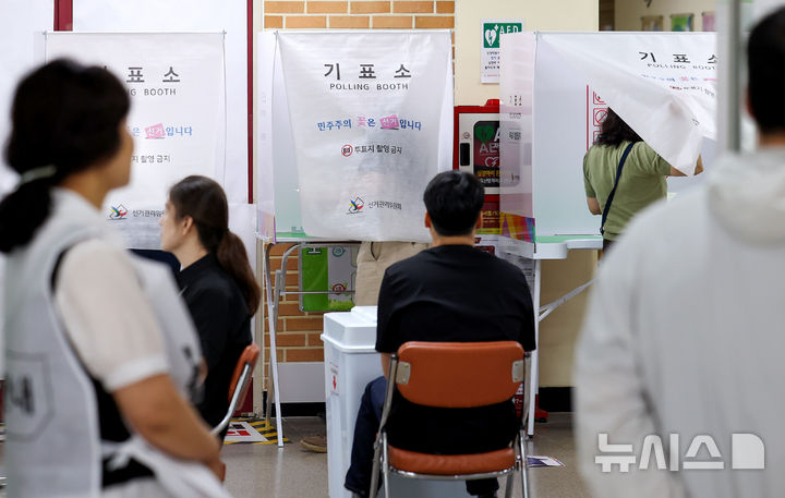 [대구=뉴시스] 이무열 기자 = 제9회 전국동시지방선거일인 3일 오전 대구 달성군 비슬초등학교에 마련된 유가읍 제3투표소에서 유권자들이 투표를 하고 있다. 2026.06.03. lmy@newsis.com