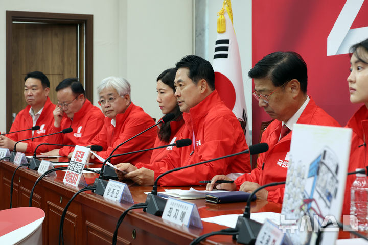 [서울=뉴시스] 고승민 기자 = 장동혁 국민의힘 상임선거대책위원장이 3일 서울 여의도 국회에서 열린 중앙선거대책위원회의에서 발언하고 있다. 2026.06.03. kkssmm99@newsis.com