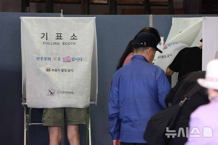 [서울=뉴시스] 김명년 기자 = 제9회 전국동시지방선거일인 3일 오전 서울 양천구의 한 유리공장 창고에 마련된 신월1동 제5투표소에서 유권자들이 줄 서 있다. 2026.06.03. kmn@newsis.com