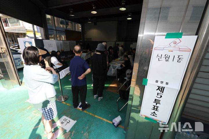 [서울=뉴시스] 김명년 기자 = 제9회 전국동시지방선거일인 3일 오전 서울 양천구의 한 유리공장 창고에 마련된 신월1동 제5투표소에서 유권자들이 줄 서 있다. 2026.06.03. kmn@newsis.com