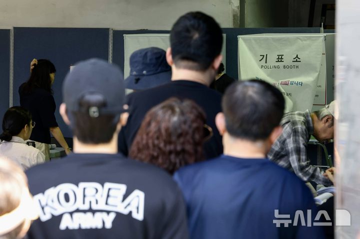 [서울=뉴시스] 김명년 기자 = 제9회 전국동시지방선거일인 3일 오전 서울 양천구의 한 유리공장 창고에 마련된 신월1동 제5투표소에서 유권자들이 줄 서 있다. 2026.06.03. kmn@newsis.com