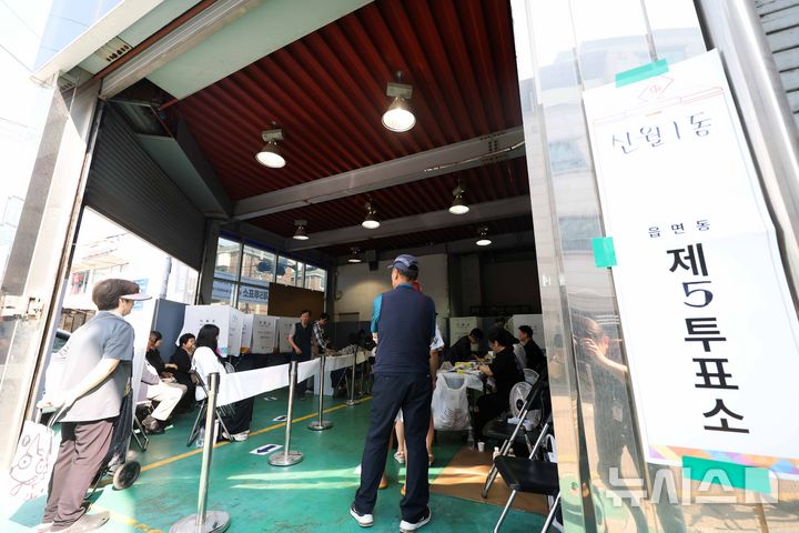 [서울=뉴시스] 김명년 기자 = 제9회 전국동시지방선거일인 3일 오전 서울 양천구의 한 유리공장 창고에 마련된 신월1동 제5투표소에서 시민들이 투표하고 있다. 2026.06.03. kmn@newsis.com