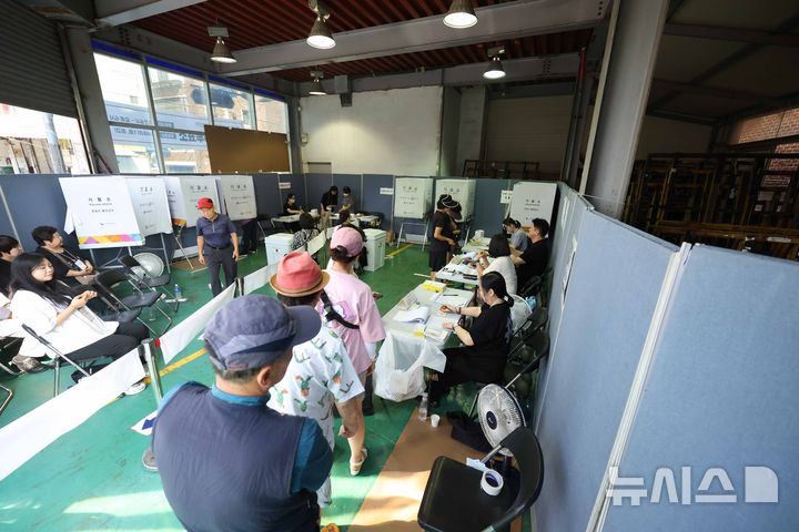 [서울=뉴시스] 김명년 기자 = 제9회 전국동시지방선거일인 3일 오전 서울 양천구의 한 유리공장 창고에 마련된 신월1동 제5투표소에서 시민들이 투표하고 있다. 2026.06.03. kmn@newsis.com