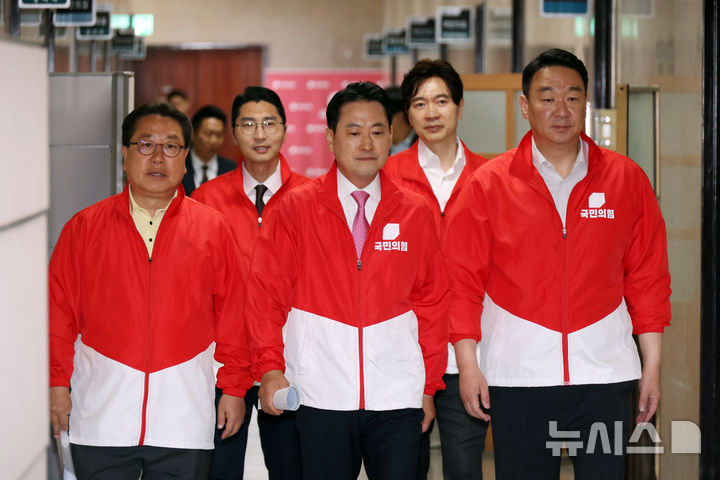 [서울=뉴시스] 고승민 기자 = 장동혁 국민의힘 상임선거대책위원장이 3일 서울 여의도 국회에서 열린 중앙선거대책위원회의에 참석하고 있다. 2026.06.03. kkssmm99@newsis.com