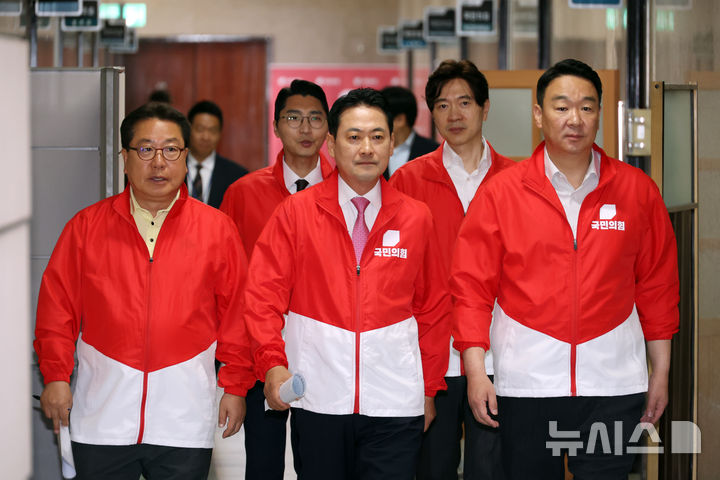 [서울=뉴시스] 고승민 기자 = 장동혁 국민의힘 상임선거대책위원장이 3일 서울 여의도 국회에서 열린 중앙선거대책위원회의에 참석하고 있다. 2026.06.03. kkssmm99@newsis.com