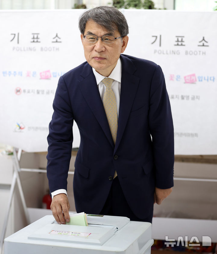 [서울=뉴시스] 최진석 기자 = 노태악 중앙선거관리위원회 위원장이 제9회 전국동시지방선거 선거일인 3일 서울 서초구 서래초등학교에 차려진 방배본동제2투표소에서 투표를 하고 있다. 2026.06.03. myjs@newsis.com