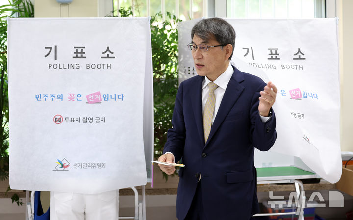 [서울=뉴시스] 최진석 기자 = 노태악 중앙선거관리위원회 위원장이 제9회 전국동시지방선거 선거일인 3일 서울 서초구 서래초등학교에 차려진 방배본동제2투표소에서 투표를 하고 있다. 2026.06.03. myjs@newsis.com