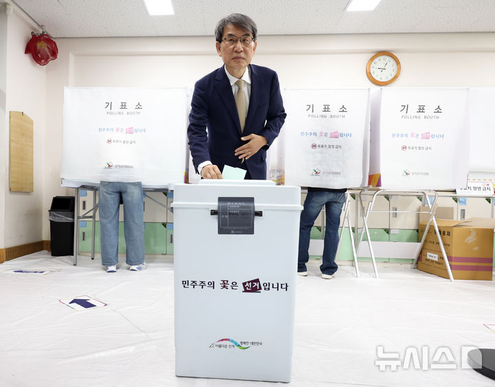 [서울=뉴시스] 최진석 기자 = 노태악 중앙선거관리위원회 위원장이 제9회 전국동시지방선거 선거일인 3일 서울 서초구 서래초등학교에 차려진 방배본동제2투표소에서 투표를 하고 있다. 2026.06.03. myjs@newsis.com