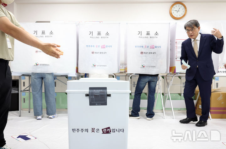 [서울=뉴시스] 최진석 기자 = 노태악 중앙선거관리위원회 위원장이 제9회 전국동시지방선거 선거일인 3일 서울 서초구 서래초등학교에 차려진 방배본동제2투표소에서 투표를 하고 있다. 2026.06.03. myjs@newsis.com