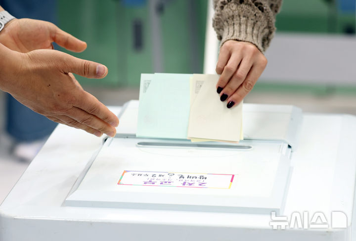 [서울=뉴시스] 최진석 기자 = 제9회 전국동시지방선거 선거일인 3일 서울 서초구 서래초등학교에 차려진 방배본동제2투표소에서 유권자가 투표하고 있다. 2026.06.03. myjs@newsis.com