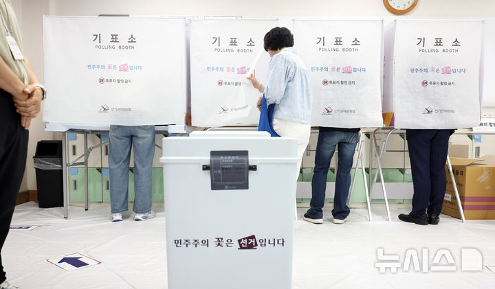 [서울=뉴시스] 최진석 기자 = 제9회 전국동시지방선거 선거일인 3일 서울 서초구 서래초등학교에 차려진 방배본동제2투표소에서 유권자들이 투표하고 있다. 2026.06.03. myjs@newsis.com