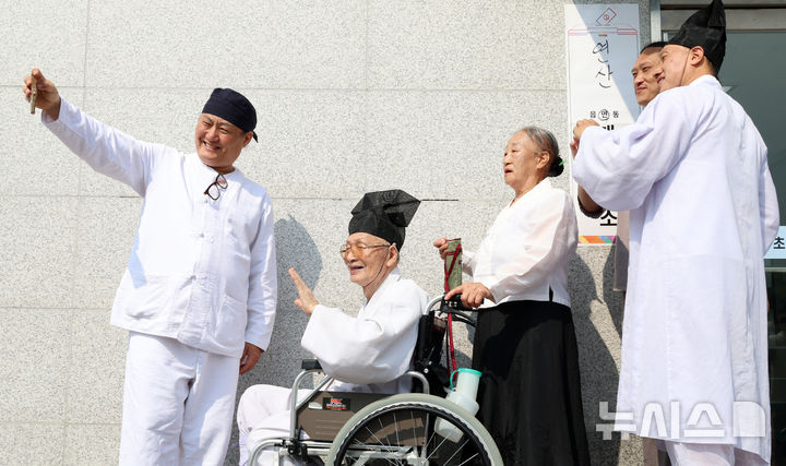 [논산=뉴시스] 강종민 기자 = 제9회 전국동시지방선거 투표일인 3일 논산 양지서당 유복엽 큰훈장 가족들이 충남 논산 연산면의 한 투표소에서 인증샷을 남기고 있다. 2026.06.03. ppkjm@newsis.com