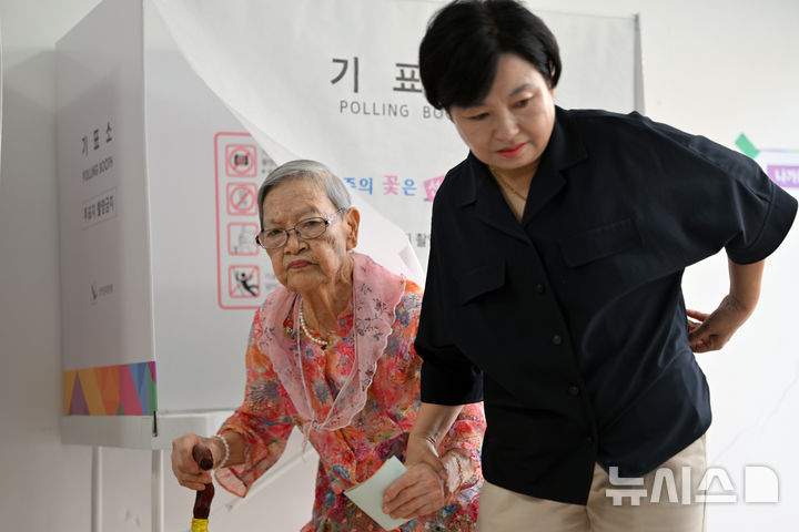 [광주=뉴시스] 이영주 기자 = 광주 동구 최고령 유권자인 김정자(110·왼쪽) 어르신이 6·3지방선거 당일인 3일 오전 광주 동구 계림1동 제2투표소에서 투표하고 있다. 2026.06.03. leeyj2578@newsis.com