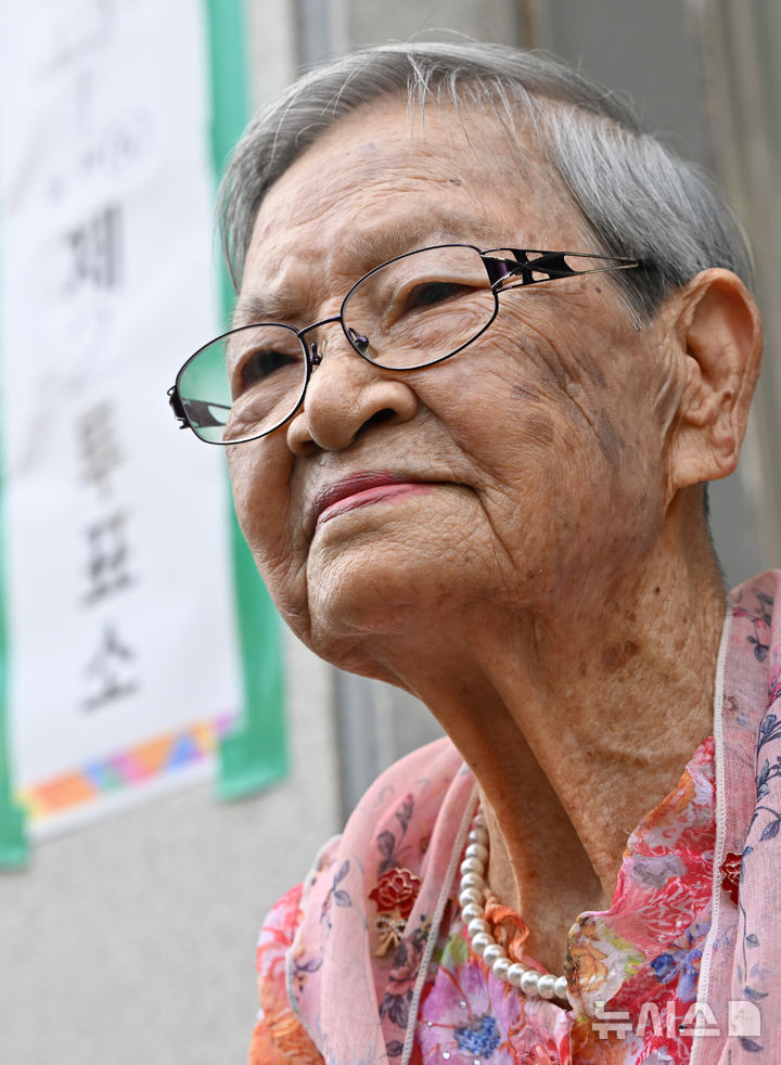 [광주=뉴시스] 이영주 기자 = 광주 동구 최고령 유권자인 김정자(110·왼쪽) 어르신이 6·3지방선거 당일인 3일 오전 광주 동구 계림1동 제2투표소에서 투표를 마친 뒤 인터뷰하고 있다. 2026.06.03. leeyj2578@newsis.com