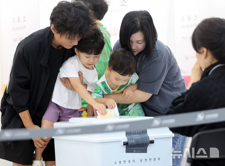  [부산=뉴시스] 하경민 기자 = 제9회 전국동시지방선거일인 3일 부산 부산진구청 백양홀에 마련된 부암1동 제4투표소를 찾은 한 가족이 함께 투표를 하고 있다. 2026.06.03. yulnetphoto@newsis.com