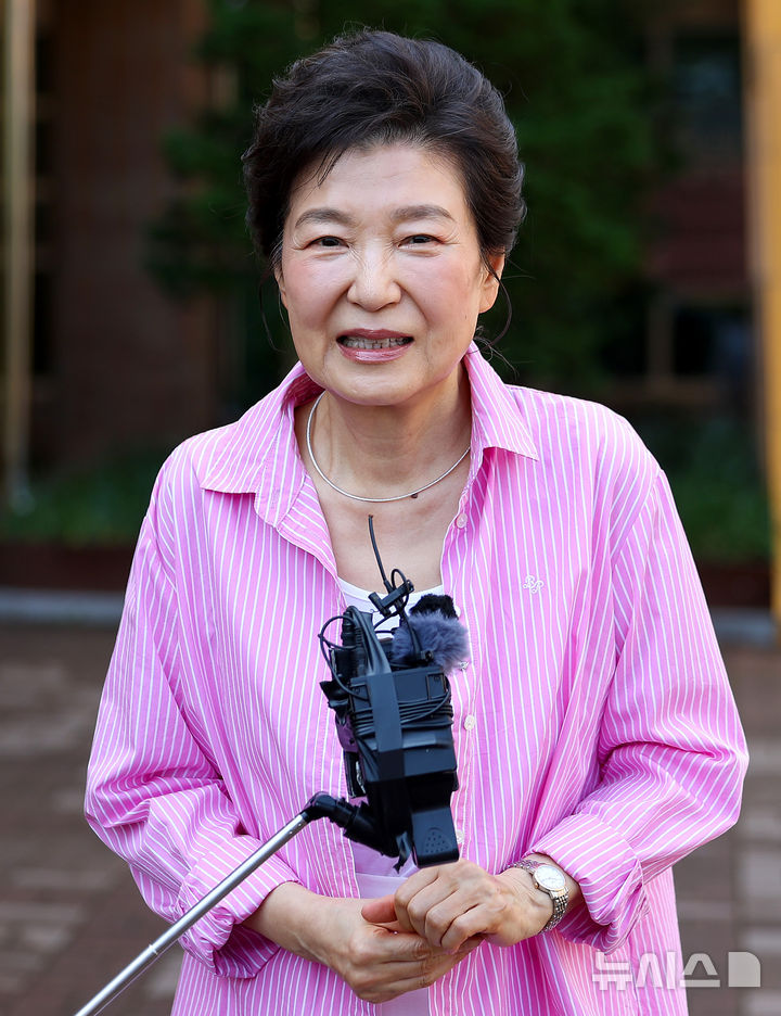[대구=뉴시스] 이무열 기자 = 박근혜 전 대통령이 3일 오전 대구 달성군 비슬초등학교에 마련된 유가읍 제3투표소에서 투표를 마친 뒤 취재진 질문에 답하고 있다. lmy@newsis.com