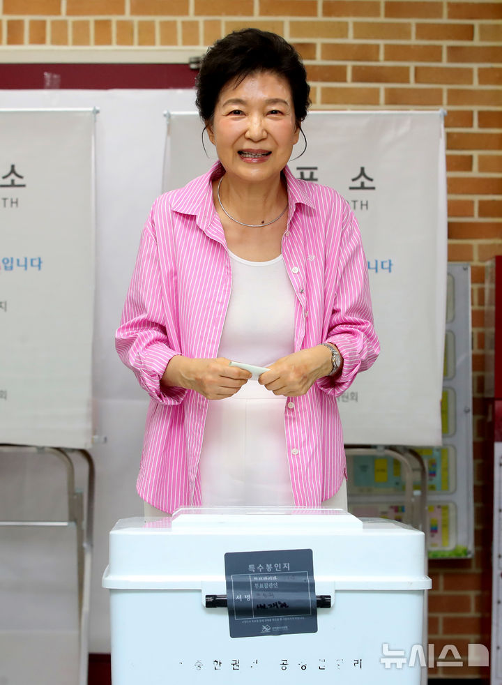 [대구=뉴시스] 이무열 기자 = 박근혜 전 대통령이 3일 오전 대구 달성군 비슬초등학교에 마련된 유가읍 제3투표소를 찾아 투표하고 있다. 2026.06.03. lmy@newsis.com