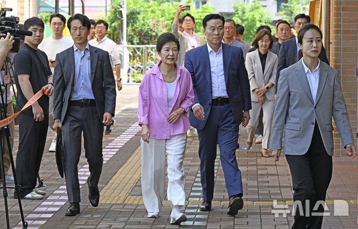 [대구=뉴시스] 이무열 기자 = 박근혜 전 대통령이 3일 오전 대구 달성군 비슬초등학교에 마련된 유가읍 제3투표소에서 투표를 하기 이동하고 있다. 2026.06.03. lmy@newsis.com