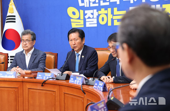 [서울=뉴시스] 김근수 기자 = 정청래 더불어민주당 대표 겸 총괄상임선대위원장이 3일 오전 서울 여의도 국회에서 열린 중앙선거대책위원회의에서 모두발언하고 있다. 2026.06.03. ks@newsis.com