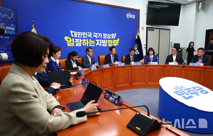[서울=뉴시스] 김근수 기자 = 정청래 더불어민주당 대표 겸 총괄상임선대위원장이 3일 오전 서울 여의도 국회에서 열린 중앙선거대책위원회의에서 모두발언하고 있다. 2026.06.03. ks@newsis.com