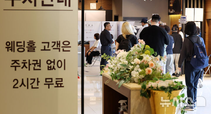[서울=뉴시스] 전신 기자 = 제9회 전국동시지방선거일인 3일 서울 동대문구 휘경동 제3투표소에서 유권자들이 투표를 하고 있다. 2026.06.03. photo1006@newsis.com