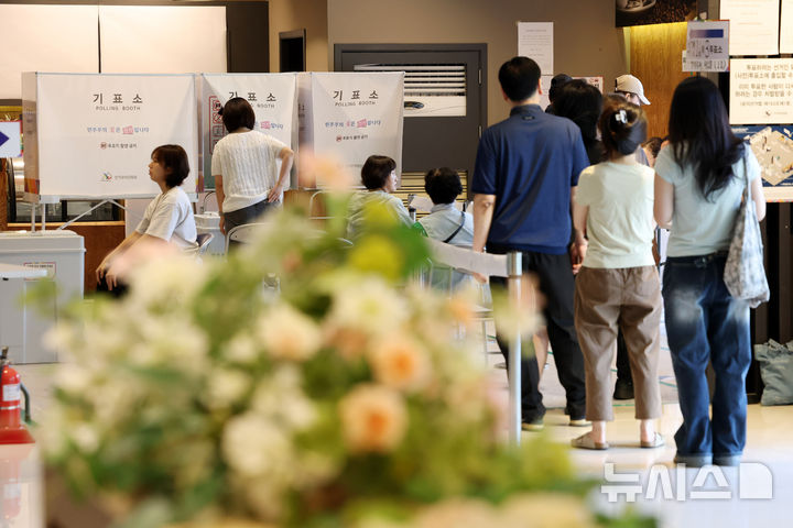 [서울=뉴시스] 전신 기자 = 제9회 전국동시지방선거일인 3일 서울 동대문구 휘경동 제3투표소에서 유권자들이 투표를 하고 있다. 2026.06.03. photo1006@newsis.com