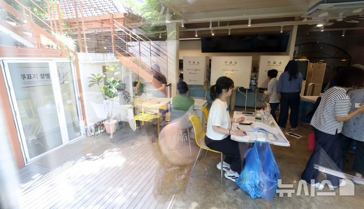 [서울=뉴시스] 전신 기자 = 제9회 전국동시지방선거일인 3일 서울 강북구 수유3동 제1투표소에서 유권자들이 투표를 하고 있다. 2026.06.03. photo1006@newsis.com
