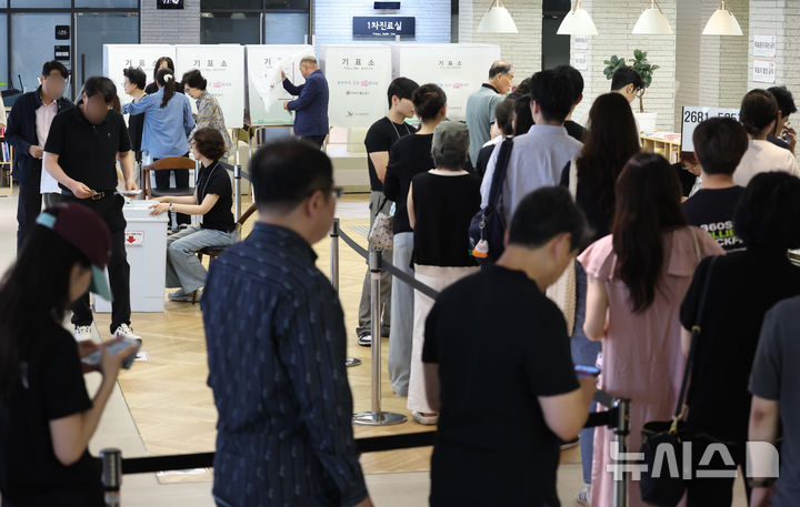 [서울=뉴시스] 최진석 기자 = 제9회 전국동시지방선거 선거일인 3일 서울 강남구보건소에 차려진 삼성2동 제2투표소에서 유권자들이 투표를 위해 줄지어 대기하고 있다. 2026.06.03. myjs@newsis.com