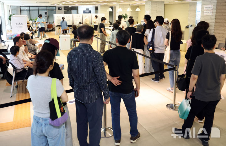[서울=뉴시스] 최진석 기자 = 제9회 전국동시지방선거 선거일인 3일 서울 강남구보건소에 차려진 삼성2동 제2투표소에서 유권자들이 투표를 위해 줄지어 대기하고 있다. 2026.06.03. myjs@newsis.com