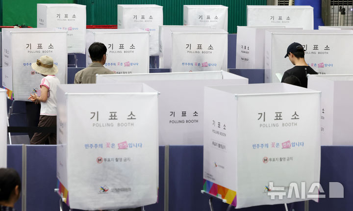 [서울=뉴시스] 홍효식 기자 = 제9회 전국동시지방선거일인 3일 서울 송파구 잠전초등학교 체육관에 마련된 잠실본동 제4·5·6투표소에서 유권자들이 투표하고 있다. 2026.06.03. yesphoto@newsis.com
