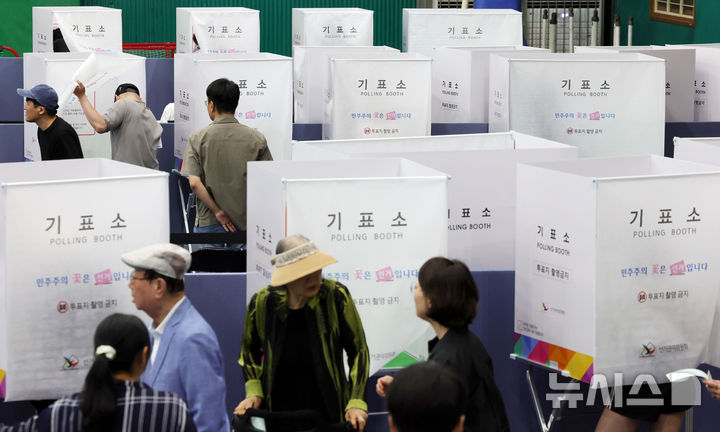 [서울=뉴시스] 홍효식 기자 = 제9회 전국동시지방선거일인 3일 서울 송파구 잠전초등학교 체육관에 마련된 잠실본동 제4·5·6투표소에서 유권자들이 투표하고 있다. 2026.06.03. yesphoto@newsis.com