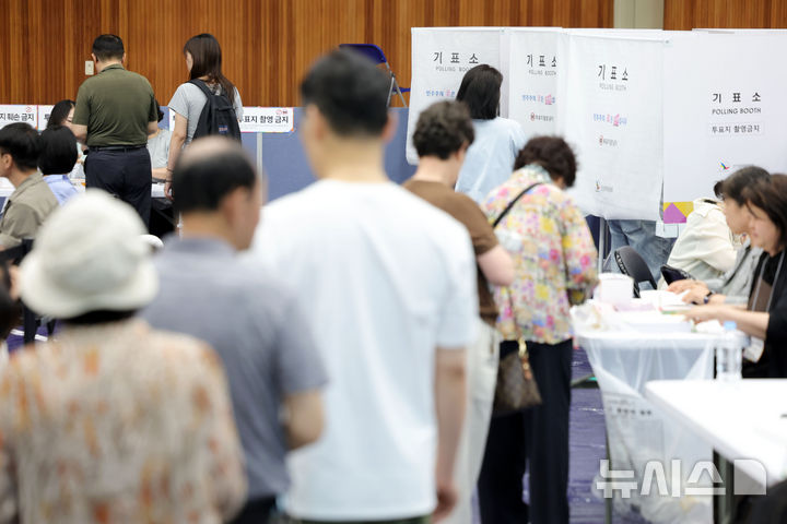 [서울=뉴시스] 홍효식 기자 = 제9회 전국동시지방선거일인 3일 서울 송파구 잠전초등학교 체육관에 마련된 잠실본동 제4·5·6투표소에서 유권자들이 투표하고 있다. 2026.06.03. yesphoto@newsis.com