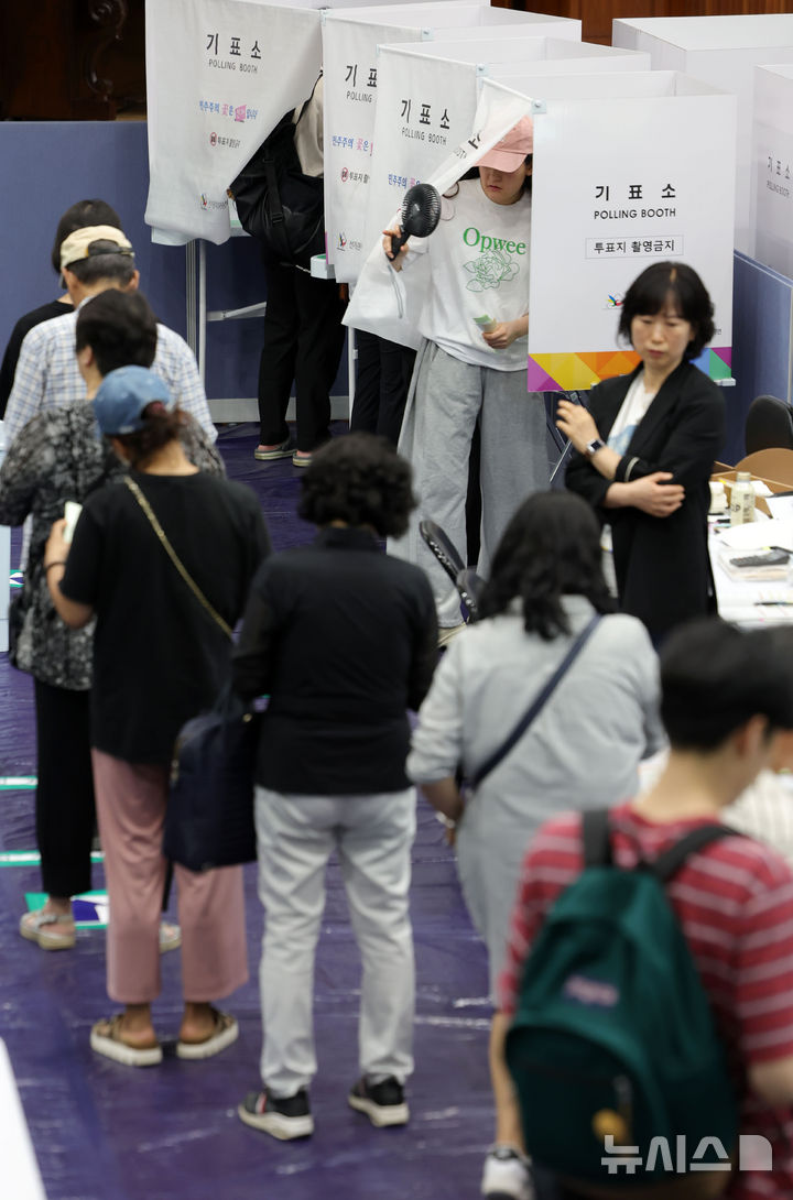 [서울=뉴시스] 홍효식 기자 = 제9회 전국동시지방선거일인 3일 서울 송파구 잠전초등학교 체육관에 마련된 잠실본동 제4·5·6투표소에서 유권자들이 투표하고 있다. 2026.06.03. yesphoto@newsis.com