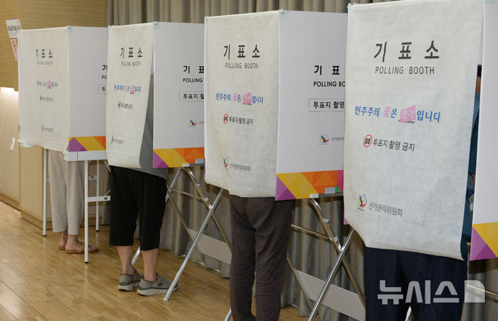 [울산=뉴시스] 배병수 기자 = 제9회 전국동시지방선거일인 3일 울산 울주군 온양읍 제1투표소에서 유권자들이 투표를 하고 있다. 2026.06.03. bbs@newsis.com.