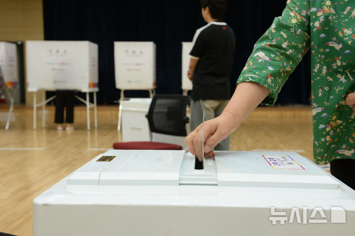 [울산=뉴시스] 배병수 기자 = 제9회 전국동시지방선거일인 3일 울산 울주군 온양읍 제1투표소에서 유권자들이 투표를 하고 있다. 2026.06.03. bbs@newsis.com.