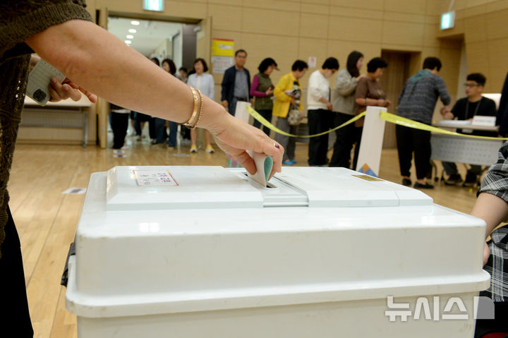 [울산=뉴시스] 배병수 기자 = 제9회 전국동시지방선거일인 3일 울산 울주군 온양읍 제1투표소에서 유권자들이 투표를 하고 있다. 2026.06.03. bbs@newsis.com.