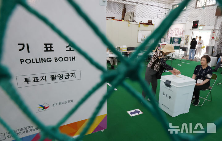 [서울=뉴시스] 조성우 기자 = 제9회 전국동시지방선거일인 3일 서울 중구 청구초등학교 야구부 실내훈련장에 마련된 청구동 제1투표소에서 유권자가 투표를 하고 있다. 2026.06.03. xconfind@newsis.com