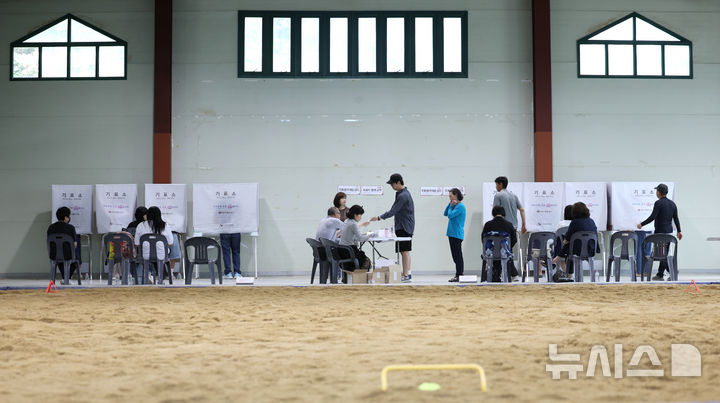 [성남=뉴시스] 김진아 기자 = 제9회 전국동시지방선거일인 3일 경기 성남종합운동장 실내씨름장에 마련된 성남동 제2투표소에서 유권자들이 투표하고 있다. 2026.06.03. bluesoda@newsis.com