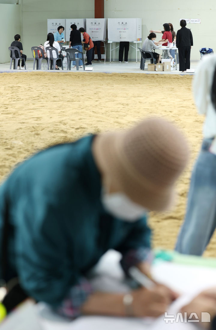 [성남=뉴시스] 김진아 기자 = 제9회 전국동시지방선거일인 3일 경기 성남종합운동장 실내씨름장에 마련된 성남동 제2투표소에서 유권자들이 투표하고 있다. 2026.06.03. bluesoda@newsis.com