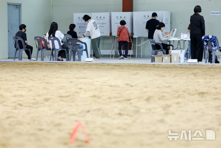 [성남=뉴시스] 김진아 기자 = 제9회 전국동시지방선거일인 3일 경기 성남종합운동장 실내씨름장에 마련된 성남동 제2투표소에서 유권자들이 투표하고 있다. 2026.06.03. bluesoda@newsis.com