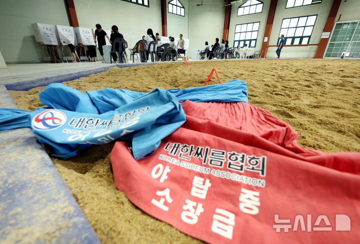 [성남=뉴시스] 김진아 기자 = 제9회 전국동시지방선거일인 3일 경기 성남종합운동장 실내씨름장에 마련된 성남동 제2투표소에서 유권자들이 투표하고 있다. 2026.06.03. bluesoda@newsis.com