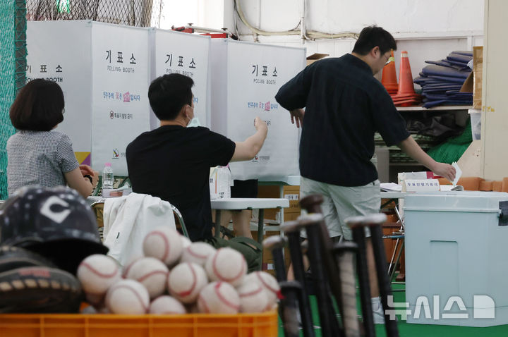 [서울=뉴시스] 조성우 기자 = 제9회 전국동시지방선거일인 3일 서울 중구 청구초등학교 야구부 실내훈련장에 마련된 청구동 제1투표소에서 유권자가 투표를 하고 있다. 2026.06.03. xconfind@newsis.com