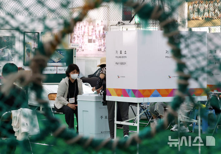 [서울=뉴시스] 조성우 기자 = 제9회 전국동시지방선거일인 3일 서울 중구 청구초등학교 야구부 실내훈련장에 마련된 청구동 제1투표소에서 유권자가 투표를 하고 있다. 2026.06.03. xconfind@newsis.com