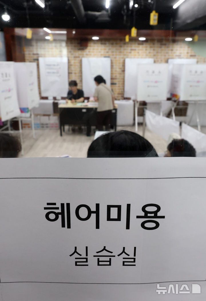 [서울=뉴시스] 전신 기자 = 제9회 전국동시지방선거일인 3일 서울 동대문구 서울정화고등학교 헤어미용실습실에 마련된 제기동 제1투표소에서 유권자들이 투표를 하고 있다. 2026.06.03. photo1006@newsis.com