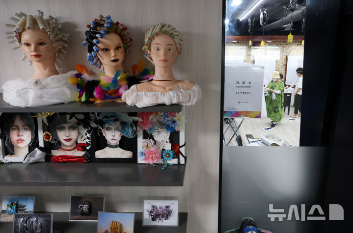 [서울=뉴시스] 전신 기자 = 제9회 전국동시지방선거일인 3일 서울 동대문구 서울정화고등학교 헤어미용실습실에 마련된 제기동 제1투표소에서 유권자들이 투표를 하고 있다. 2026.06.03. photo1006@newsis.com
