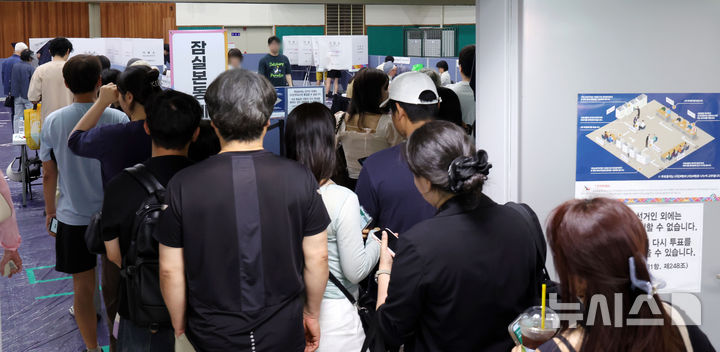 [서울=뉴시스] 홍효식 기자 = 제9회 전국동시지방선거일인 3일 서울 송파구 잠전초등학교 체육관에 마련된 잠실본동 제4·5·6투표소에서 유권자들이 투표하기 위해 줄을 서 있다. 2026.06.03. yesphoto@newsis.com