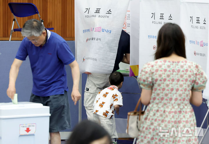 [서울=뉴시스] 홍효식 기자 = 제9회 전국동시지방선거일인 3일 서울 송파구 잠전초등학교 체육관에 마련된 잠실본동 제4·5·6투표소에서 한 어린이가 기표소로 향하고 있다. 2026.06.03. yesphoto@newsis.com